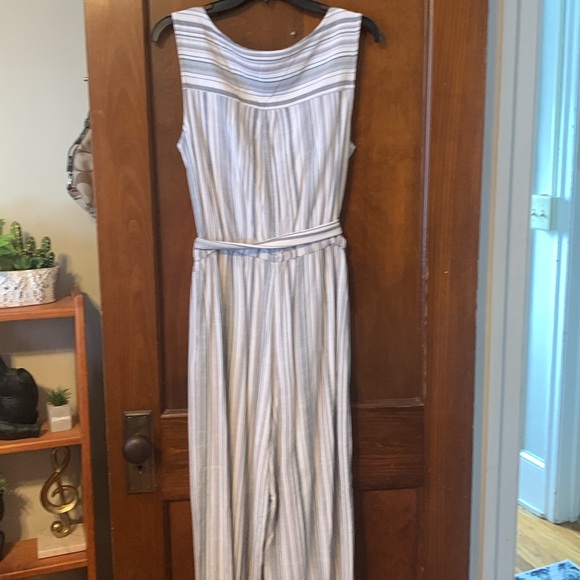 Gray and white striped gap sleeveless jumpsuit with tie belt and wide legs 😍😍 - Picture 13 of 14